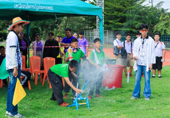 ภาพกิจกรรม  คณะวิทยาศาสตร์และเทคโนโลยี มหาวิทยาลัยราชภัฏกําแพงเพชร จัดการแข่งขันจรวดขวดน้ำ ระดับประถมศึกษา ระดับมัธยมศึกษาตอนต้น ระดับมัธยมศึกษาตอนปลาย ในงานสัปดาห์วิทยาศาสตร์แห่งชาติ ส่วนภูมิภาค ประจำปี 2568
