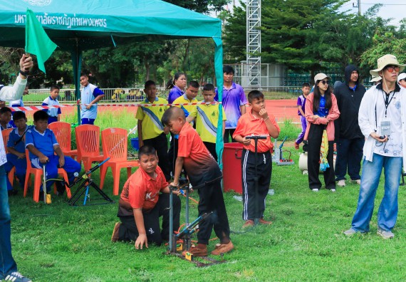 ภาพกิจกรรม  คณะวิทยาศาสตร์และเทคโนโลยี มหาวิทยาลัยราชภัฏกําแพงเพชร จัดการแข่งขันจรวดขวดน้ำ ระดับประถมศึกษา ระดับมัธยมศึกษาตอนต้น ระดับมัธยมศึกษาตอนปลาย ในงานสัปดาห์วิทยาศาสตร์แห่งชาติ ส่วนภูมิภาค ประจำปี 2568