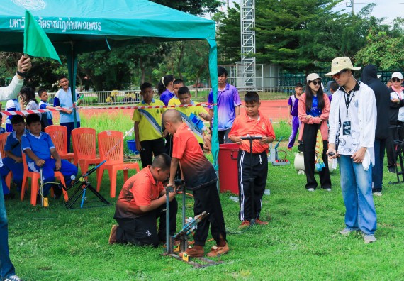 ภาพกิจกรรม  คณะวิทยาศาสตร์และเทคโนโลยี มหาวิทยาลัยราชภัฏกําแพงเพชร จัดการแข่งขันจรวดขวดน้ำ ระดับประถมศึกษา ระดับมัธยมศึกษาตอนต้น ระดับมัธยมศึกษาตอนปลาย ในงานสัปดาห์วิทยาศาสตร์แห่งชาติ ส่วนภูมิภาค ประจำปี 2568