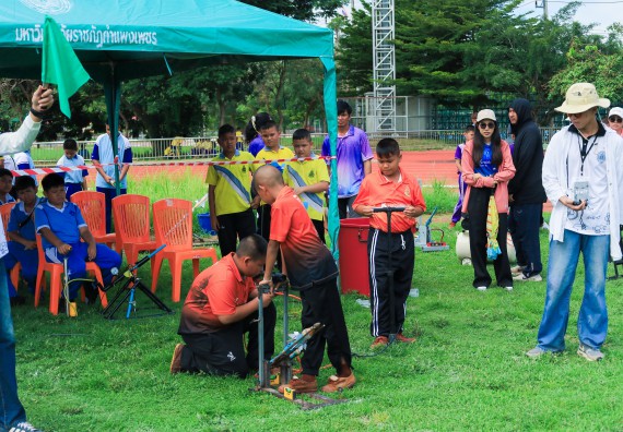 ภาพกิจกรรม  คณะวิทยาศาสตร์และเทคโนโลยี มหาวิทยาลัยราชภัฏกําแพงเพชร จัดการแข่งขันจรวดขวดน้ำ ระดับประถมศึกษา ระดับมัธยมศึกษาตอนต้น ระดับมัธยมศึกษาตอนปลาย ในงานสัปดาห์วิทยาศาสตร์แห่งชาติ ส่วนภูมิภาค ประจำปี 2568