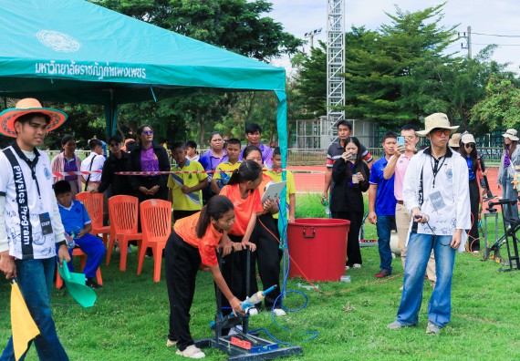 ภาพกิจกรรม  คณะวิทยาศาสตร์และเทคโนโลยี มหาวิทยาลัยราชภัฏกําแพงเพชร จัดการแข่งขันจรวดขวดน้ำ ระดับประถมศึกษา ระดับมัธยมศึกษาตอนต้น ระดับมัธยมศึกษาตอนปลาย ในงานสัปดาห์วิทยาศาสตร์แห่งชาติ ส่วนภูมิภาค ประจำปี 2568