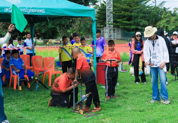 ภาพกิจกรรม  คณะวิทยาศาสตร์และเทคโนโลยี มหาวิทยาลัยราชภัฏกําแพงเพชร จัดการแข่งขันจรวดขวดน้ำ ระดับประถมศึกษา ระดับมัธยมศึกษาตอนต้น ระดับมัธยมศึกษาตอนปลาย ในงานสัปดาห์วิทยาศาสตร์แห่งชาติ ส่วนภูมิภาค ประจำปี 2568