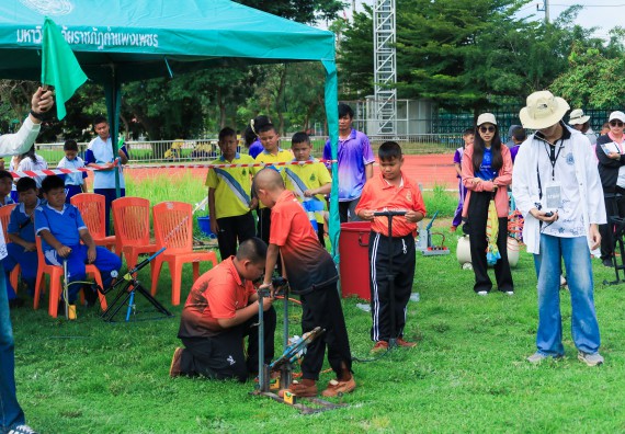 ภาพกิจกรรม  คณะวิทยาศาสตร์และเทคโนโลยี มหาวิทยาลัยราชภัฏกําแพงเพชร จัดการแข่งขันจรวดขวดน้ำ ระดับประถมศึกษา ระดับมัธยมศึกษาตอนต้น ระดับมัธยมศึกษาตอนปลาย ในงานสัปดาห์วิทยาศาสตร์แห่งชาติ ส่วนภูมิภาค ประจำปี 2568