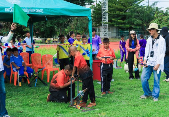 ภาพกิจกรรม  คณะวิทยาศาสตร์และเทคโนโลยี มหาวิทยาลัยราชภัฏกําแพงเพชร จัดการแข่งขันจรวดขวดน้ำ ระดับประถมศึกษา ระดับมัธยมศึกษาตอนต้น ระดับมัธยมศึกษาตอนปลาย ในงานสัปดาห์วิทยาศาสตร์แห่งชาติ ส่วนภูมิภาค ประจำปี 2568