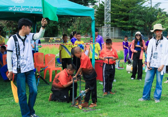 ภาพกิจกรรม  คณะวิทยาศาสตร์และเทคโนโลยี มหาวิทยาลัยราชภัฏกําแพงเพชร จัดการแข่งขันจรวดขวดน้ำ ระดับประถมศึกษา ระดับมัธยมศึกษาตอนต้น ระดับมัธยมศึกษาตอนปลาย ในงานสัปดาห์วิทยาศาสตร์แห่งชาติ ส่วนภูมิภาค ประจำปี 2568