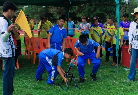 ภาพกิจกรรม  คณะวิทยาศาสตร์และเทคโนโลยี มหาวิทยาลัยราชภัฏกําแพงเพชร จัดการแข่งขันจรวดขวดน้ำ ระดับประถมศึกษา ระดับมัธยมศึกษาตอนต้น ระดับมัธยมศึกษาตอนปลาย ในงานสัปดาห์วิทยาศาสตร์แห่งชาติ ส่วนภูมิภาค ประจำปี 2568