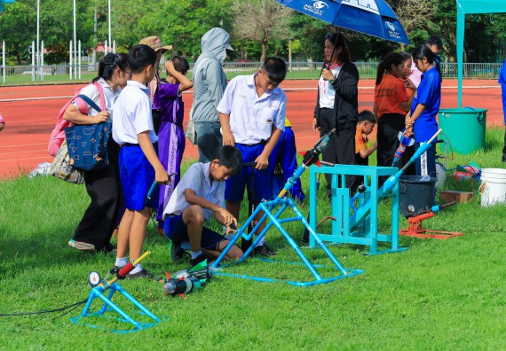 ภาพกิจกรรม  คณะวิทยาศาสตร์และเทคโนโลยี มหาวิทยาลัยราชภัฏกําแพงเพชร จัดการแข่งขันจรวดขวดน้ำ ระดับประถมศึกษา ระดับมัธยมศึกษาตอนต้น ระดับมัธยมศึกษาตอนปลาย ในงานสัปดาห์วิทยาศาสตร์แห่งชาติ ส่วนภูมิภาค ประจำปี 2568