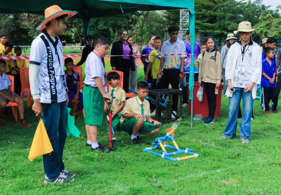 ภาพกิจกรรม  คณะวิทยาศาสตร์และเทคโนโลยี มหาวิทยาลัยราชภัฏกําแพงเพชร จัดการแข่งขันจรวดขวดน้ำ ระดับประถมศึกษา ระดับมัธยมศึกษาตอนต้น ระดับมัธยมศึกษาตอนปลาย ในงานสัปดาห์วิทยาศาสตร์แห่งชาติ ส่วนภูมิภาค ประจำปี 2568
