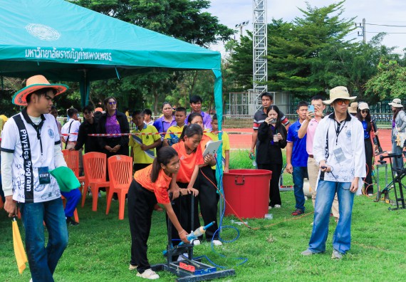 ภาพกิจกรรม  คณะวิทยาศาสตร์และเทคโนโลยี มหาวิทยาลัยราชภัฏกําแพงเพชร จัดการแข่งขันจรวดขวดน้ำ ระดับประถมศึกษา ระดับมัธยมศึกษาตอนต้น ระดับมัธยมศึกษาตอนปลาย ในงานสัปดาห์วิทยาศาสตร์แห่งชาติ ส่วนภูมิภาค ประจำปี 2568