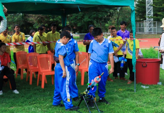 ภาพกิจกรรม  คณะวิทยาศาสตร์และเทคโนโลยี มหาวิทยาลัยราชภัฏกําแพงเพชร จัดการแข่งขันจรวดขวดน้ำ ระดับประถมศึกษา ระดับมัธยมศึกษาตอนต้น ระดับมัธยมศึกษาตอนปลาย ในงานสัปดาห์วิทยาศาสตร์แห่งชาติ ส่วนภูมิภาค ประจำปี 2568