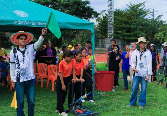 ภาพกิจกรรม  คณะวิทยาศาสตร์และเทคโนโลยี มหาวิทยาลัยราชภัฏกําแพงเพชร จัดการแข่งขันจรวดขวดน้ำ ระดับประถมศึกษา ระดับมัธยมศึกษาตอนต้น ระดับมัธยมศึกษาตอนปลาย ในงานสัปดาห์วิทยาศาสตร์แห่งชาติ ส่วนภูมิภาค ประจำปี 2568
