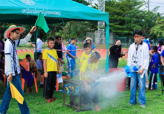 ภาพกิจกรรม  คณะวิทยาศาสตร์และเทคโนโลยี มหาวิทยาลัยราชภัฏกําแพงเพชร จัดการแข่งขันจรวดขวดน้ำ ระดับประถมศึกษา ระดับมัธยมศึกษาตอนต้น ระดับมัธยมศึกษาตอนปลาย ในงานสัปดาห์วิทยาศาสตร์แห่งชาติ ส่วนภูมิภาค ประจำปี 2568