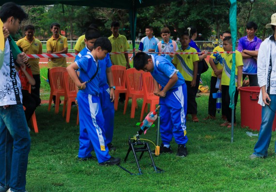 ภาพกิจกรรม  คณะวิทยาศาสตร์และเทคโนโลยี มหาวิทยาลัยราชภัฏกําแพงเพชร จัดการแข่งขันจรวดขวดน้ำ ระดับประถมศึกษา ระดับมัธยมศึกษาตอนต้น ระดับมัธยมศึกษาตอนปลาย ในงานสัปดาห์วิทยาศาสตร์แห่งชาติ ส่วนภูมิภาค ประจำปี 2568