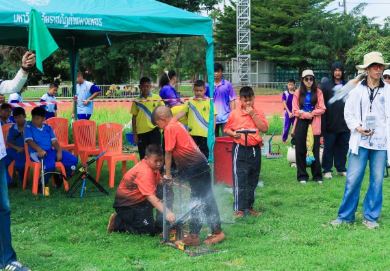 ภาพกิจกรรม  คณะวิทยาศาสตร์และเทคโนโลยี มหาวิทยาลัยราชภัฏกําแพงเพชร จัดการแข่งขันจรวดขวดน้ำ ระดับประถมศึกษา ระดับมัธยมศึกษาตอนต้น ระดับมัธยมศึกษาตอนปลาย ในงานสัปดาห์วิทยาศาสตร์แห่งชาติ ส่วนภูมิภาค ประจำปี 2568
