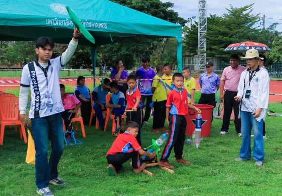 ภาพกิจกรรม  คณะวิทยาศาสตร์และเทคโนโลยี มหาวิทยาลัยราชภัฏกําแพงเพชร จัดการแข่งขันจรวดขวดน้ำ ระดับประถมศึกษา ระดับมัธยมศึกษาตอนต้น ระดับมัธยมศึกษาตอนปลาย ในงานสัปดาห์วิทยาศาสตร์แห่งชาติ ส่วนภูมิภาค ประจำปี 2568