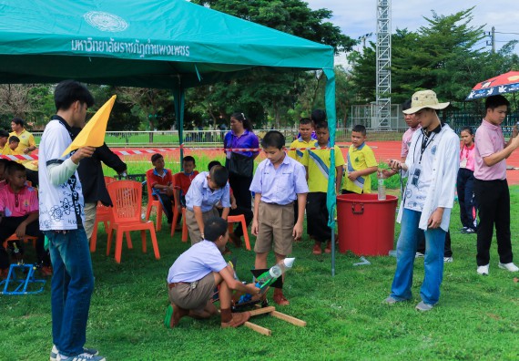 ภาพกิจกรรม  คณะวิทยาศาสตร์และเทคโนโลยี มหาวิทยาลัยราชภัฏกําแพงเพชร จัดการแข่งขันจรวดขวดน้ำ ระดับประถมศึกษา ระดับมัธยมศึกษาตอนต้น ระดับมัธยมศึกษาตอนปลาย ในงานสัปดาห์วิทยาศาสตร์แห่งชาติ ส่วนภูมิภาค ประจำปี 2568