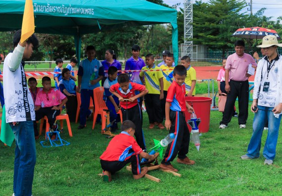 ภาพกิจกรรม  คณะวิทยาศาสตร์และเทคโนโลยี มหาวิทยาลัยราชภัฏกําแพงเพชร จัดการแข่งขันจรวดขวดน้ำ ระดับประถมศึกษา ระดับมัธยมศึกษาตอนต้น ระดับมัธยมศึกษาตอนปลาย ในงานสัปดาห์วิทยาศาสตร์แห่งชาติ ส่วนภูมิภาค ประจำปี 2568