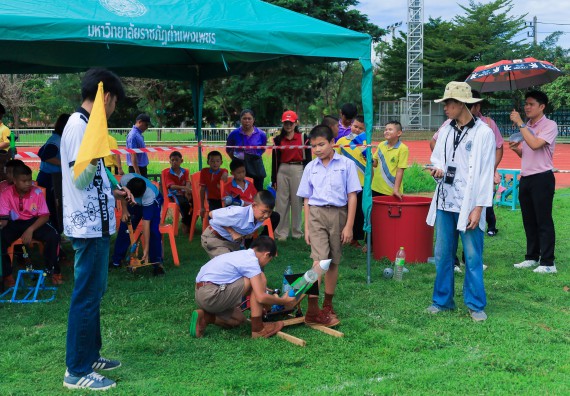 ภาพกิจกรรม  คณะวิทยาศาสตร์และเทคโนโลยี มหาวิทยาลัยราชภัฏกําแพงเพชร จัดการแข่งขันจรวดขวดน้ำ ระดับประถมศึกษา ระดับมัธยมศึกษาตอนต้น ระดับมัธยมศึกษาตอนปลาย ในงานสัปดาห์วิทยาศาสตร์แห่งชาติ ส่วนภูมิภาค ประจำปี 2568