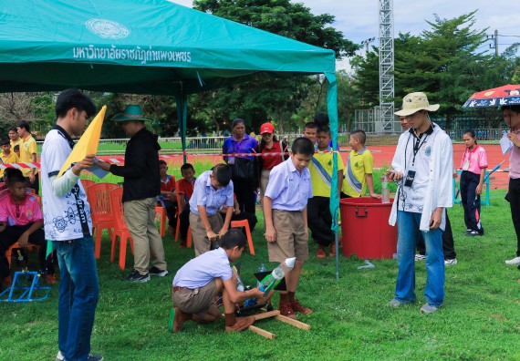 ภาพกิจกรรม  คณะวิทยาศาสตร์และเทคโนโลยี มหาวิทยาลัยราชภัฏกําแพงเพชร จัดการแข่งขันจรวดขวดน้ำ ระดับประถมศึกษา ระดับมัธยมศึกษาตอนต้น ระดับมัธยมศึกษาตอนปลาย ในงานสัปดาห์วิทยาศาสตร์แห่งชาติ ส่วนภูมิภาค ประจำปี 2568
