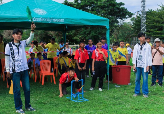 ภาพกิจกรรม  คณะวิทยาศาสตร์และเทคโนโลยี มหาวิทยาลัยราชภัฏกําแพงเพชร จัดการแข่งขันจรวดขวดน้ำ ระดับประถมศึกษา ระดับมัธยมศึกษาตอนต้น ระดับมัธยมศึกษาตอนปลาย ในงานสัปดาห์วิทยาศาสตร์แห่งชาติ ส่วนภูมิภาค ประจำปี 2568