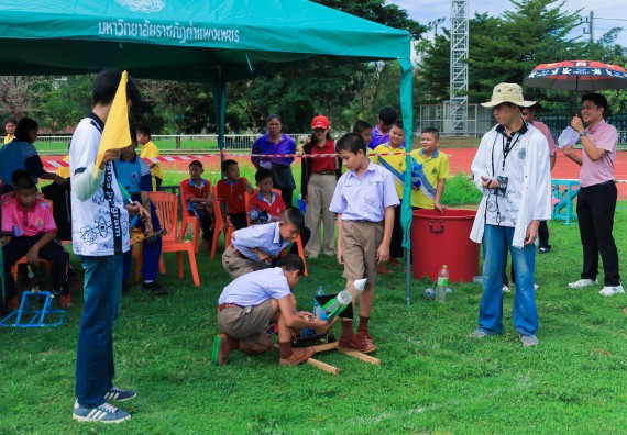 ภาพกิจกรรม  คณะวิทยาศาสตร์และเทคโนโลยี มหาวิทยาลัยราชภัฏกําแพงเพชร จัดการแข่งขันจรวดขวดน้ำ ระดับประถมศึกษา ระดับมัธยมศึกษาตอนต้น ระดับมัธยมศึกษาตอนปลาย ในงานสัปดาห์วิทยาศาสตร์แห่งชาติ ส่วนภูมิภาค ประจำปี 2568