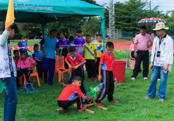 ภาพกิจกรรม  คณะวิทยาศาสตร์และเทคโนโลยี มหาวิทยาลัยราชภัฏกําแพงเพชร จัดการแข่งขันจรวดขวดน้ำ ระดับประถมศึกษา ระดับมัธยมศึกษาตอนต้น ระดับมัธยมศึกษาตอนปลาย ในงานสัปดาห์วิทยาศาสตร์แห่งชาติ ส่วนภูมิภาค ประจำปี 2568
