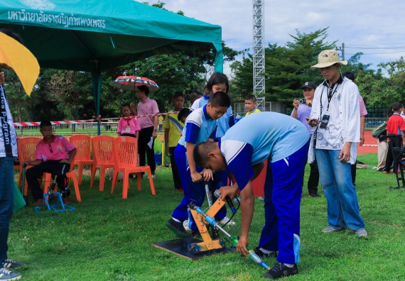ภาพกิจกรรม  คณะวิทยาศาสตร์และเทคโนโลยี มหาวิทยาลัยราชภัฏกําแพงเพชร จัดการแข่งขันจรวดขวดน้ำ ระดับประถมศึกษา ระดับมัธยมศึกษาตอนต้น ระดับมัธยมศึกษาตอนปลาย ในงานสัปดาห์วิทยาศาสตร์แห่งชาติ ส่วนภูมิภาค ประจำปี 2568