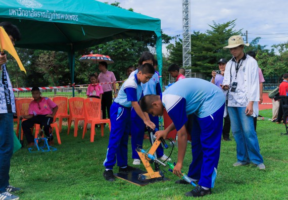 ภาพกิจกรรม  คณะวิทยาศาสตร์และเทคโนโลยี มหาวิทยาลัยราชภัฏกําแพงเพชร จัดการแข่งขันจรวดขวดน้ำ ระดับประถมศึกษา ระดับมัธยมศึกษาตอนต้น ระดับมัธยมศึกษาตอนปลาย ในงานสัปดาห์วิทยาศาสตร์แห่งชาติ ส่วนภูมิภาค ประจำปี 2568