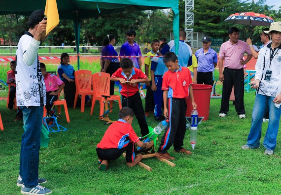 ภาพกิจกรรม  คณะวิทยาศาสตร์และเทคโนโลยี มหาวิทยาลัยราชภัฏกําแพงเพชร จัดการแข่งขันจรวดขวดน้ำ ระดับประถมศึกษา ระดับมัธยมศึกษาตอนต้น ระดับมัธยมศึกษาตอนปลาย ในงานสัปดาห์วิทยาศาสตร์แห่งชาติ ส่วนภูมิภาค ประจำปี 2568