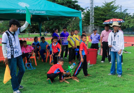 ภาพกิจกรรม  คณะวิทยาศาสตร์และเทคโนโลยี มหาวิทยาลัยราชภัฏกําแพงเพชร จัดการแข่งขันจรวดขวดน้ำ ระดับประถมศึกษา ระดับมัธยมศึกษาตอนต้น ระดับมัธยมศึกษาตอนปลาย ในงานสัปดาห์วิทยาศาสตร์แห่งชาติ ส่วนภูมิภาค ประจำปี 2568