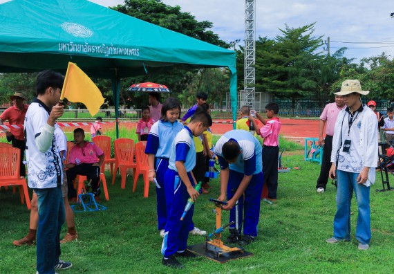ภาพกิจกรรม  คณะวิทยาศาสตร์และเทคโนโลยี มหาวิทยาลัยราชภัฏกําแพงเพชร จัดการแข่งขันจรวดขวดน้ำ ระดับประถมศึกษา ระดับมัธยมศึกษาตอนต้น ระดับมัธยมศึกษาตอนปลาย ในงานสัปดาห์วิทยาศาสตร์แห่งชาติ ส่วนภูมิภาค ประจำปี 2568