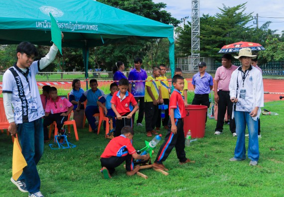 ภาพกิจกรรม  คณะวิทยาศาสตร์และเทคโนโลยี มหาวิทยาลัยราชภัฏกําแพงเพชร จัดการแข่งขันจรวดขวดน้ำ ระดับประถมศึกษา ระดับมัธยมศึกษาตอนต้น ระดับมัธยมศึกษาตอนปลาย ในงานสัปดาห์วิทยาศาสตร์แห่งชาติ ส่วนภูมิภาค ประจำปี 2568