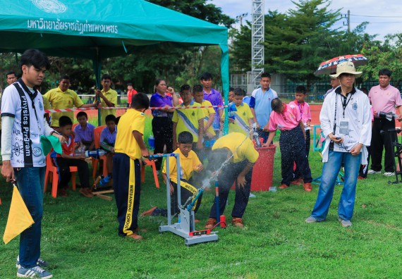 ภาพกิจกรรม  คณะวิทยาศาสตร์และเทคโนโลยี มหาวิทยาลัยราชภัฏกําแพงเพชร จัดการแข่งขันจรวดขวดน้ำ ระดับประถมศึกษา ระดับมัธยมศึกษาตอนต้น ระดับมัธยมศึกษาตอนปลาย ในงานสัปดาห์วิทยาศาสตร์แห่งชาติ ส่วนภูมิภาค ประจำปี 2568