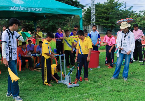 ภาพกิจกรรม  คณะวิทยาศาสตร์และเทคโนโลยี มหาวิทยาลัยราชภัฏกําแพงเพชร จัดการแข่งขันจรวดขวดน้ำ ระดับประถมศึกษา ระดับมัธยมศึกษาตอนต้น ระดับมัธยมศึกษาตอนปลาย ในงานสัปดาห์วิทยาศาสตร์แห่งชาติ ส่วนภูมิภาค ประจำปี 2568