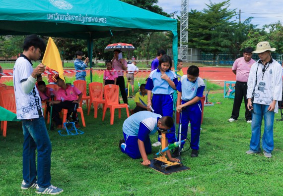 ภาพกิจกรรม  คณะวิทยาศาสตร์และเทคโนโลยี มหาวิทยาลัยราชภัฏกําแพงเพชร จัดการแข่งขันจรวดขวดน้ำ ระดับประถมศึกษา ระดับมัธยมศึกษาตอนต้น ระดับมัธยมศึกษาตอนปลาย ในงานสัปดาห์วิทยาศาสตร์แห่งชาติ ส่วนภูมิภาค ประจำปี 2568