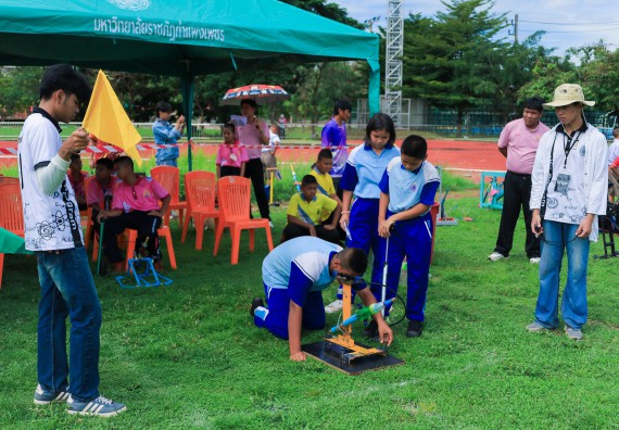 ภาพกิจกรรม  คณะวิทยาศาสตร์และเทคโนโลยี มหาวิทยาลัยราชภัฏกําแพงเพชร จัดการแข่งขันจรวดขวดน้ำ ระดับประถมศึกษา ระดับมัธยมศึกษาตอนต้น ระดับมัธยมศึกษาตอนปลาย ในงานสัปดาห์วิทยาศาสตร์แห่งชาติ ส่วนภูมิภาค ประจำปี 2568