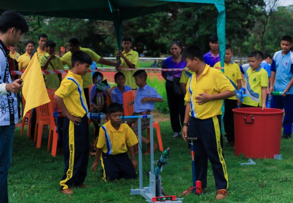 ภาพกิจกรรม  คณะวิทยาศาสตร์และเทคโนโลยี มหาวิทยาลัยราชภัฏกําแพงเพชร จัดการแข่งขันจรวดขวดน้ำ ระดับประถมศึกษา ระดับมัธยมศึกษาตอนต้น ระดับมัธยมศึกษาตอนปลาย ในงานสัปดาห์วิทยาศาสตร์แห่งชาติ ส่วนภูมิภาค ประจำปี 2568