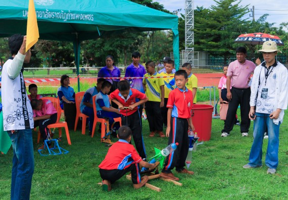 ภาพกิจกรรม  คณะวิทยาศาสตร์และเทคโนโลยี มหาวิทยาลัยราชภัฏกําแพงเพชร จัดการแข่งขันจรวดขวดน้ำ ระดับประถมศึกษา ระดับมัธยมศึกษาตอนต้น ระดับมัธยมศึกษาตอนปลาย ในงานสัปดาห์วิทยาศาสตร์แห่งชาติ ส่วนภูมิภาค ประจำปี 2568