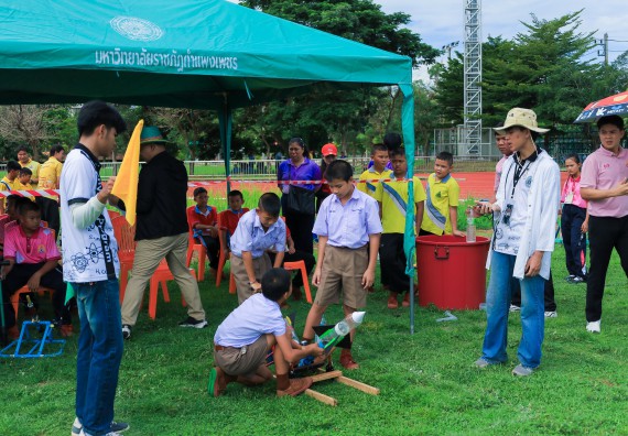 ภาพกิจกรรม  คณะวิทยาศาสตร์และเทคโนโลยี มหาวิทยาลัยราชภัฏกําแพงเพชร จัดการแข่งขันจรวดขวดน้ำ ระดับประถมศึกษา ระดับมัธยมศึกษาตอนต้น ระดับมัธยมศึกษาตอนปลาย ในงานสัปดาห์วิทยาศาสตร์แห่งชาติ ส่วนภูมิภาค ประจำปี 2568