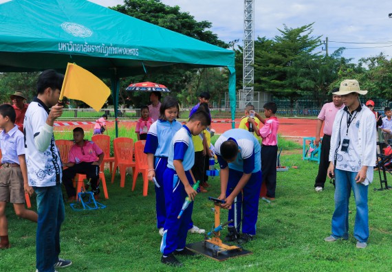ภาพกิจกรรม  คณะวิทยาศาสตร์และเทคโนโลยี มหาวิทยาลัยราชภัฏกําแพงเพชร จัดการแข่งขันจรวดขวดน้ำ ระดับประถมศึกษา ระดับมัธยมศึกษาตอนต้น ระดับมัธยมศึกษาตอนปลาย ในงานสัปดาห์วิทยาศาสตร์แห่งชาติ ส่วนภูมิภาค ประจำปี 2568