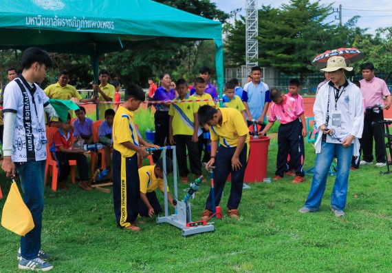 ภาพกิจกรรม  คณะวิทยาศาสตร์และเทคโนโลยี มหาวิทยาลัยราชภัฏกําแพงเพชร จัดการแข่งขันจรวดขวดน้ำ ระดับประถมศึกษา ระดับมัธยมศึกษาตอนต้น ระดับมัธยมศึกษาตอนปลาย ในงานสัปดาห์วิทยาศาสตร์แห่งชาติ ส่วนภูมิภาค ประจำปี 2568