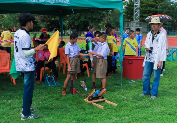 ภาพกิจกรรม  คณะวิทยาศาสตร์และเทคโนโลยี มหาวิทยาลัยราชภัฏกําแพงเพชร จัดการแข่งขันจรวดขวดน้ำ ระดับประถมศึกษา ระดับมัธยมศึกษาตอนต้น ระดับมัธยมศึกษาตอนปลาย ในงานสัปดาห์วิทยาศาสตร์แห่งชาติ ส่วนภูมิภาค ประจำปี 2568