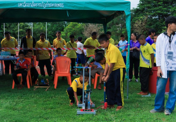 ภาพกิจกรรม  คณะวิทยาศาสตร์และเทคโนโลยี มหาวิทยาลัยราชภัฏกําแพงเพชร จัดการแข่งขันจรวดขวดน้ำ ระดับประถมศึกษา ระดับมัธยมศึกษาตอนต้น ระดับมัธยมศึกษาตอนปลาย ในงานสัปดาห์วิทยาศาสตร์แห่งชาติ ส่วนภูมิภาค ประจำปี 2568