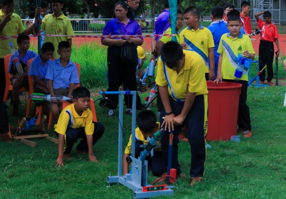 ภาพกิจกรรม  คณะวิทยาศาสตร์และเทคโนโลยี มหาวิทยาลัยราชภัฏกําแพงเพชร จัดการแข่งขันจรวดขวดน้ำ ระดับประถมศึกษา ระดับมัธยมศึกษาตอนต้น ระดับมัธยมศึกษาตอนปลาย ในงานสัปดาห์วิทยาศาสตร์แห่งชาติ ส่วนภูมิภาค ประจำปี 2568