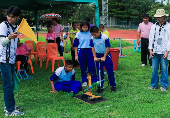 ภาพกิจกรรม  คณะวิทยาศาสตร์และเทคโนโลยี มหาวิทยาลัยราชภัฏกําแพงเพชร จัดการแข่งขันจรวดขวดน้ำ ระดับประถมศึกษา ระดับมัธยมศึกษาตอนต้น ระดับมัธยมศึกษาตอนปลาย ในงานสัปดาห์วิทยาศาสตร์แห่งชาติ ส่วนภูมิภาค ประจำปี 2568
