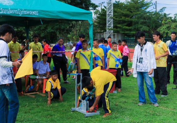 ภาพกิจกรรม  คณะวิทยาศาสตร์และเทคโนโลยี มหาวิทยาลัยราชภัฏกําแพงเพชร จัดการแข่งขันจรวดขวดน้ำ ระดับประถมศึกษา ระดับมัธยมศึกษาตอนต้น ระดับมัธยมศึกษาตอนปลาย ในงานสัปดาห์วิทยาศาสตร์แห่งชาติ ส่วนภูมิภาค ประจำปี 2568