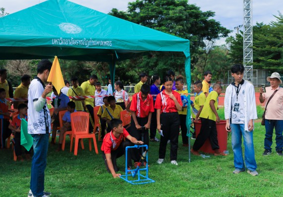 ภาพกิจกรรม  คณะวิทยาศาสตร์และเทคโนโลยี มหาวิทยาลัยราชภัฏกําแพงเพชร จัดการแข่งขันจรวดขวดน้ำ ระดับประถมศึกษา ระดับมัธยมศึกษาตอนต้น ระดับมัธยมศึกษาตอนปลาย ในงานสัปดาห์วิทยาศาสตร์แห่งชาติ ส่วนภูมิภาค ประจำปี 2568