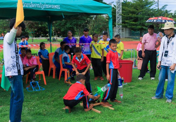 ภาพกิจกรรม  คณะวิทยาศาสตร์และเทคโนโลยี มหาวิทยาลัยราชภัฏกําแพงเพชร จัดการแข่งขันจรวดขวดน้ำ ระดับประถมศึกษา ระดับมัธยมศึกษาตอนต้น ระดับมัธยมศึกษาตอนปลาย ในงานสัปดาห์วิทยาศาสตร์แห่งชาติ ส่วนภูมิภาค ประจำปี 2568