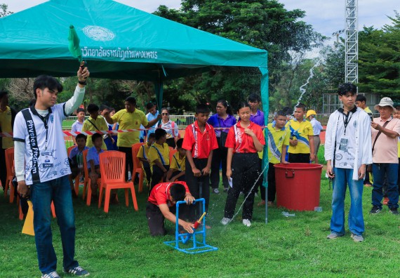 ภาพกิจกรรม  คณะวิทยาศาสตร์และเทคโนโลยี มหาวิทยาลัยราชภัฏกําแพงเพชร จัดการแข่งขันจรวดขวดน้ำ ระดับประถมศึกษา ระดับมัธยมศึกษาตอนต้น ระดับมัธยมศึกษาตอนปลาย ในงานสัปดาห์วิทยาศาสตร์แห่งชาติ ส่วนภูมิภาค ประจำปี 2568