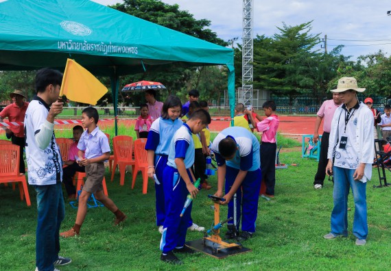 ภาพกิจกรรม  คณะวิทยาศาสตร์และเทคโนโลยี มหาวิทยาลัยราชภัฏกําแพงเพชร จัดการแข่งขันจรวดขวดน้ำ ระดับประถมศึกษา ระดับมัธยมศึกษาตอนต้น ระดับมัธยมศึกษาตอนปลาย ในงานสัปดาห์วิทยาศาสตร์แห่งชาติ ส่วนภูมิภาค ประจำปี 2568